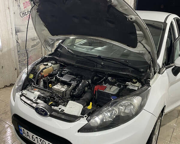 Белый Форд Фиеста, объемом двигателя 1.4 л и пробегом 125 тыс. км за 6000 $, фото 11 на Automoto.ua