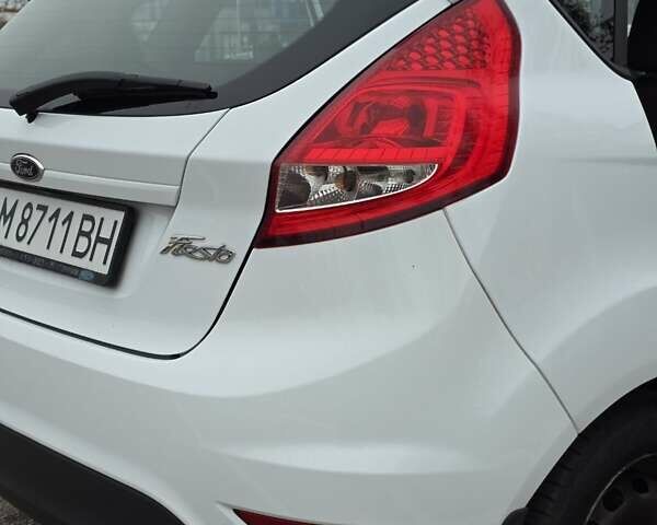 Белый Форд Фиеста, объемом двигателя 1.4 л и пробегом 32 тыс. км за 7600 $, фото 12 на Automoto.ua