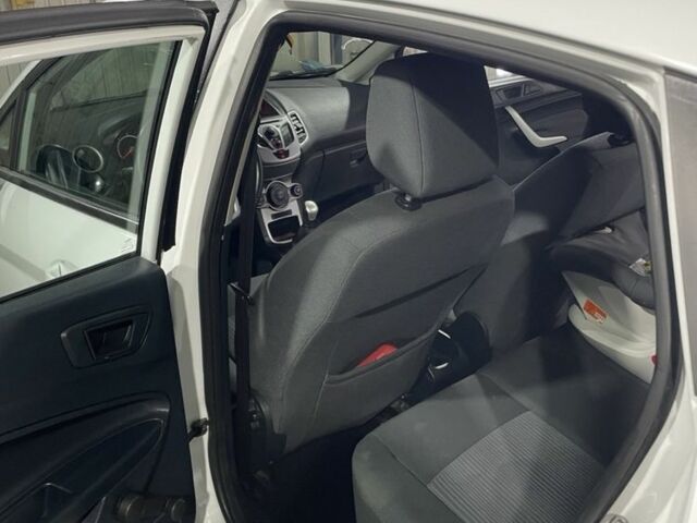 Білий Форд Фієста, об'ємом двигуна 1.4 л та пробігом 125 тис. км за 6000 $, фото 10 на Automoto.ua