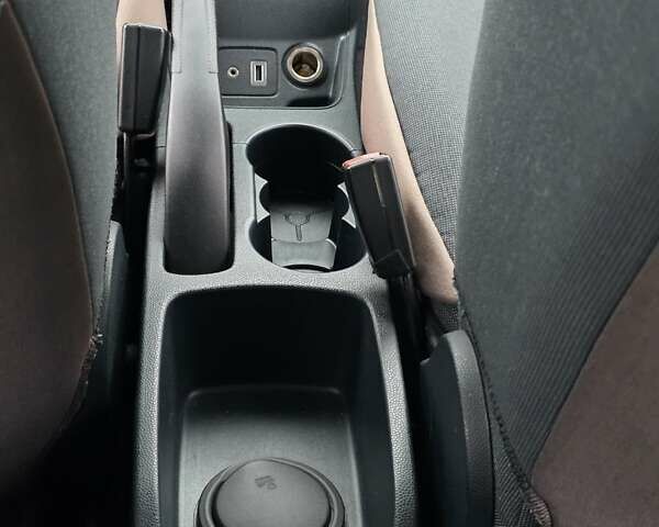 Белый Форд Фиеста, объемом двигателя 1.4 л и пробегом 32 тыс. км за 7600 $, фото 22 на Automoto.ua