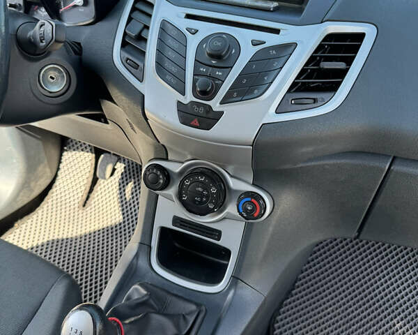 Белый Форд Фиеста, объемом двигателя 1.4 л и пробегом 163 тыс. км за 6500 $, фото 14 на Automoto.ua