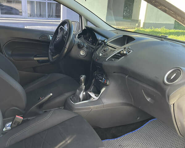 Білий Форд Фієста, об'ємом двигуна 1.24 л та пробігом 215 тис. км за 6000 $, фото 2 на Automoto.ua