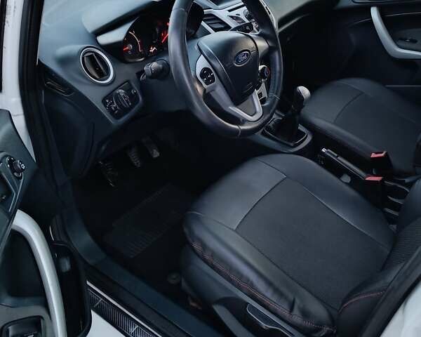 Белый Форд Фиеста, объемом двигателя 1.4 л и пробегом 95 тыс. км за 6900 $, фото 23 на Automoto.ua