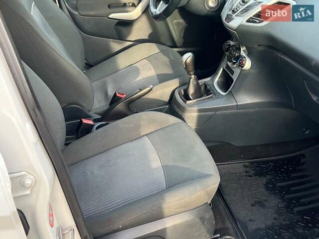 Білий Форд Фієста, об'ємом двигуна 1.2 л та пробігом 170 тис. км за 6290 $, фото 15 на Automoto.ua