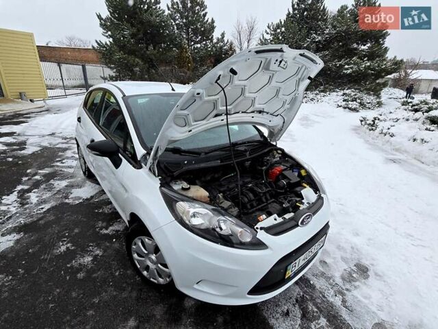 Білий Форд Фієста, об'ємом двигуна 1.25 л та пробігом 53 тис. км за 6400 $, фото 116 на Automoto.ua