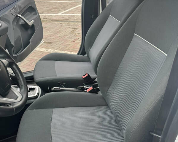 Белый Форд Фиеста, объемом двигателя 1.4 л и пробегом 128 тыс. км за 7100 $, фото 12 на Automoto.ua