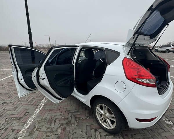 Белый Форд Фиеста, объемом двигателя 1.4 л и пробегом 128 тыс. км за 7100 $, фото 7 на Automoto.ua