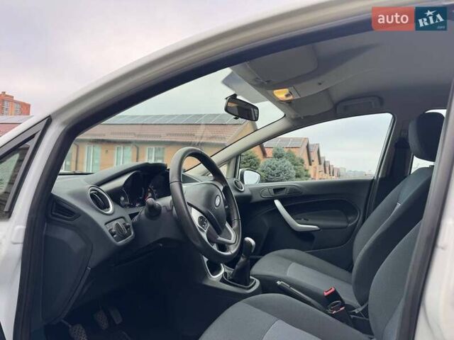 Білий Форд Фієста, об'ємом двигуна 1.4 л та пробігом 38 тис. км за 7600 $, фото 10 на Automoto.ua