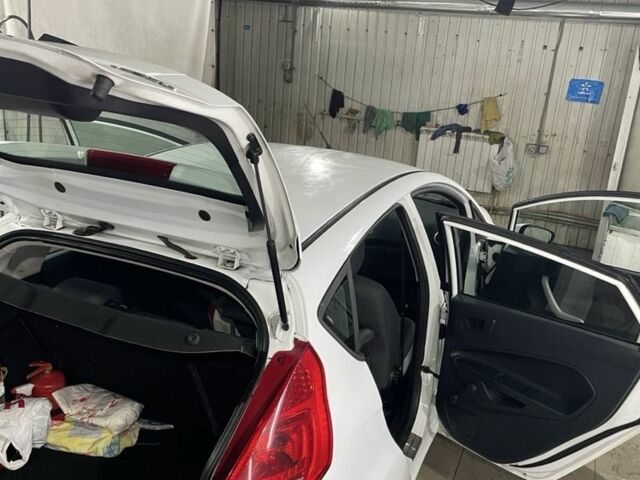 Білий Форд Фієста, об'ємом двигуна 1.4 л та пробігом 125 тис. км за 6000 $, фото 6 на Automoto.ua