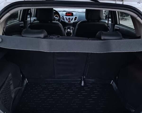 Белый Форд Фиеста, объемом двигателя 1.4 л и пробегом 95 тыс. км за 6900 $, фото 38 на Automoto.ua