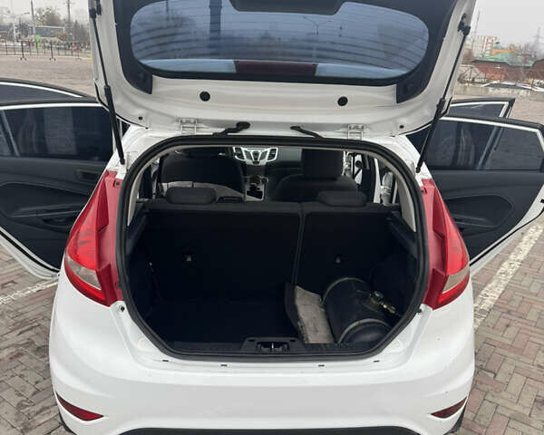 Белый Форд Фиеста, объемом двигателя 1.4 л и пробегом 128 тыс. км за 7100 $, фото 10 на Automoto.ua