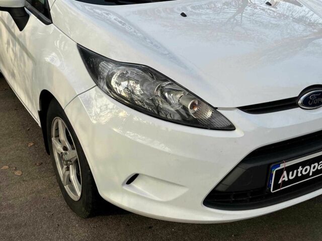 Білий Форд Фієста, об'ємом двигуна 1.2 л та пробігом 170 тис. км за 6290 $, фото 3 на Automoto.ua