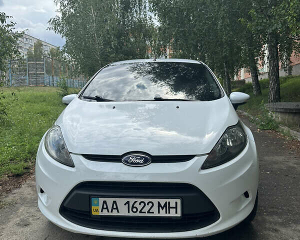 Білий Форд Фієста, об'ємом двигуна 1.24 л та пробігом 181 тис. км за 5800 $, фото 1 на Automoto.ua