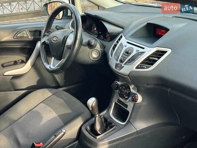 Білий Форд Фієста, об'ємом двигуна 1.2 л та пробігом 170 тис. км за 6290 $, фото 16 на Automoto.ua