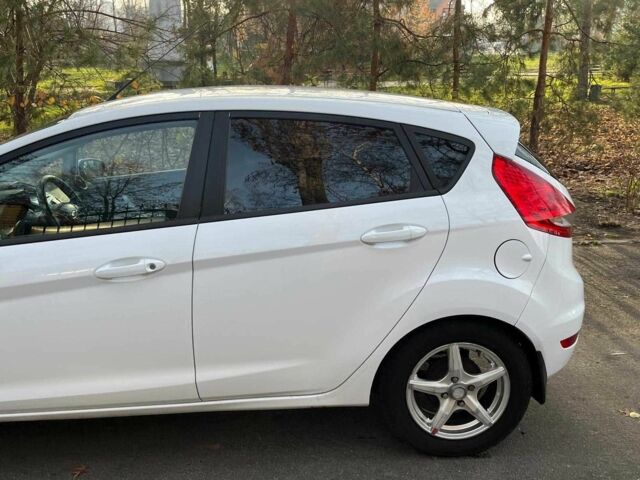 Білий Форд Фієста, об'ємом двигуна 1.2 л та пробігом 170 тис. км за 6290 $, фото 6 на Automoto.ua