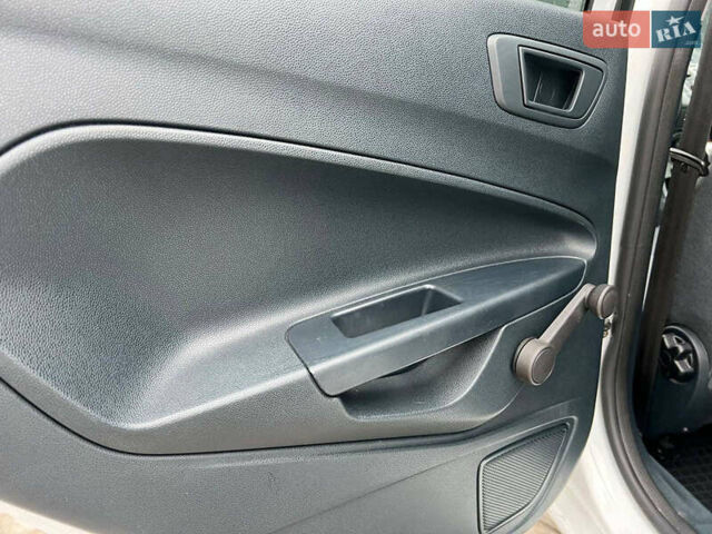 Білий Форд Фієста, об'ємом двигуна 1.2 л та пробігом 140 тис. км за 6990 $, фото 34 на Automoto.ua