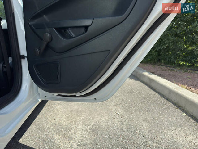 Белый Форд Фиеста, объемом двигателя 1.4 л и пробегом 115 тыс. км за 6500 $, фото 19 на Automoto.ua