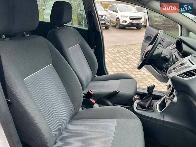 Білий Форд Фієста, об'ємом двигуна 1.2 л та пробігом 140 тис. км за 6990 $, фото 36 на Automoto.ua