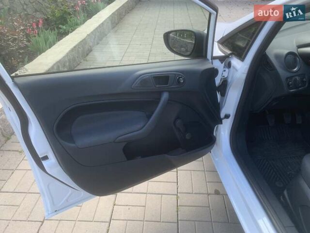 Форд Фиеста 2012 в Полтаве на Automoto.ua Белый Форд Фиеста, объемом двигателя 1.25 л и пробегом 51 тыс. км за 7199 $, фото 10 на Automoto.ua