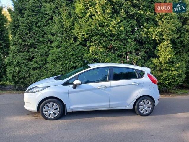 Белый Форд Фиеста, объемом двигателя 1.24 л и пробегом 130 тыс. км за 6400 $, фото 4 на Automoto.ua