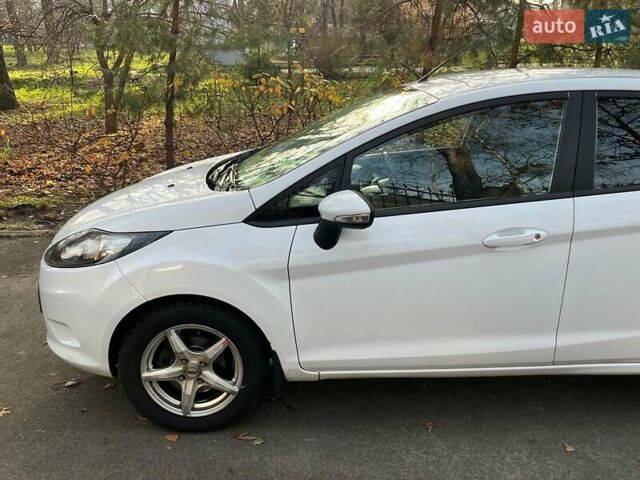Білий Форд Фієста, об'ємом двигуна 1.2 л та пробігом 170 тис. км за 6290 $, фото 5 на Automoto.ua