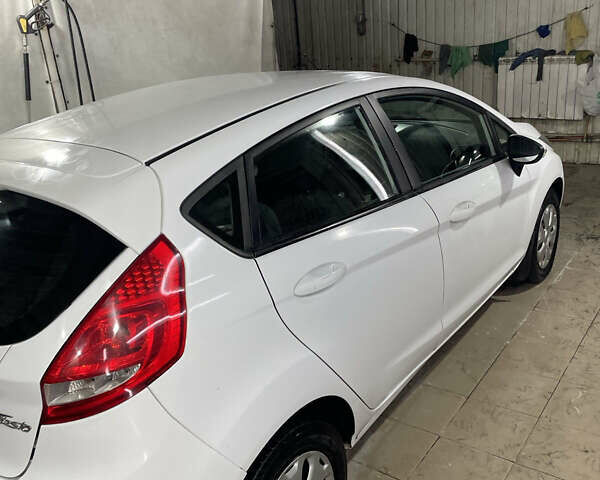 Белый Форд Фиеста, объемом двигателя 1.4 л и пробегом 125 тыс. км за 6000 $, фото 3 на Automoto.ua