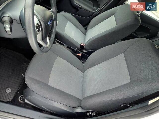 Білий Форд Фієста, об'ємом двигуна 1.25 л та пробігом 53 тис. км за 6400 $, фото 101 на Automoto.ua