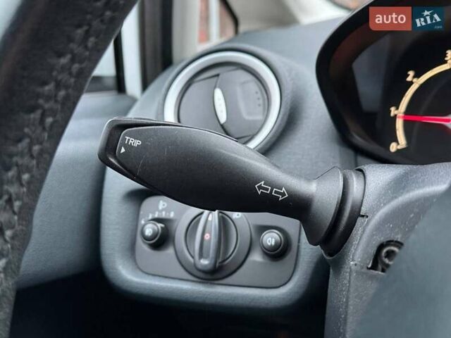 Білий Форд Фієста, об'ємом двигуна 1.39 л та пробігом 150 тис. км за 6990 $, фото 17 на Automoto.ua