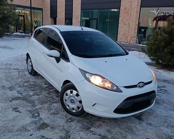 Белый Форд Фиеста, объемом двигателя 1.4 л и пробегом 95 тыс. км за 6900 $, фото 4 на Automoto.ua