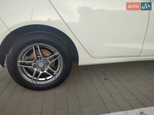Белый Форд Фиеста, объемом двигателя 1.39 л и пробегом 120 тыс. км за 7600 $, фото 10 на Automoto.ua