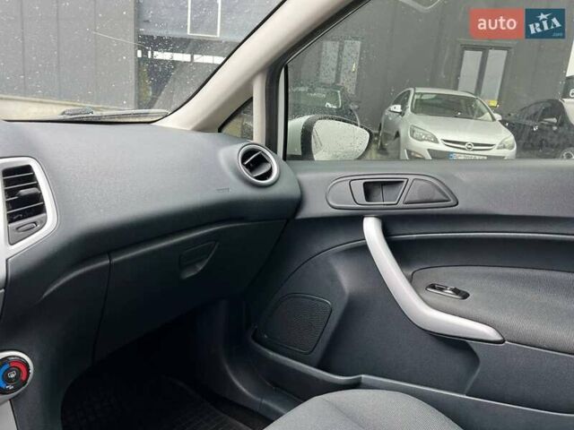 Білий Форд Фієста, об'ємом двигуна 1.2 л та пробігом 140 тис. км за 6990 $, фото 31 на Automoto.ua