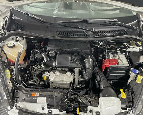 Белый Форд Фиеста, объемом двигателя 1.4 л и пробегом 125 тыс. км за 6000 $, фото 18 на Automoto.ua