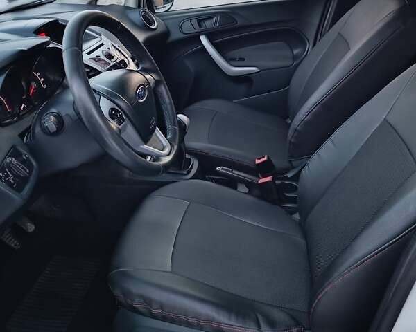 Белый Форд Фиеста, объемом двигателя 1.4 л и пробегом 95 тыс. км за 6900 $, фото 25 на Automoto.ua