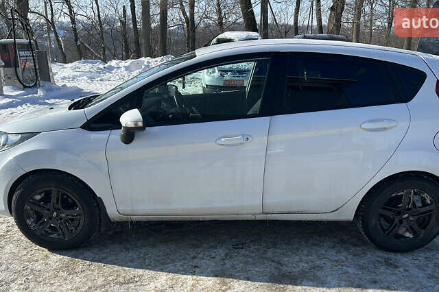 Білий Форд Фієста, об'ємом двигуна 1.4 л та пробігом 120 тис. км за 6700 $, фото 3 на Automoto.ua