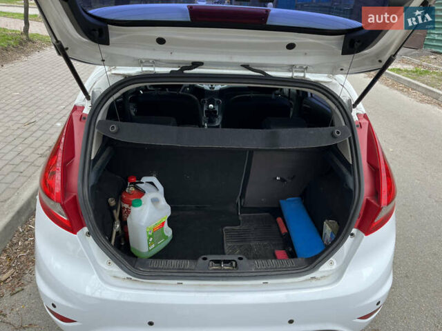 Білий Форд Фієста, об'ємом двигуна 1.4 л та пробігом 225 тис. км за 5900 $, фото 26 на Automoto.ua
