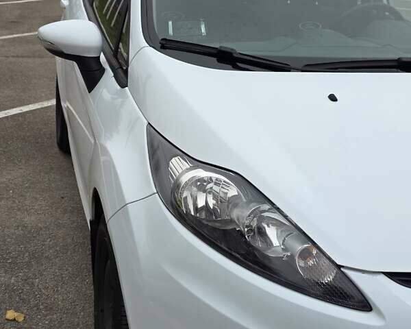 Белый Форд Фиеста, объемом двигателя 1.4 л и пробегом 32 тыс. км за 7600 $, фото 9 на Automoto.ua