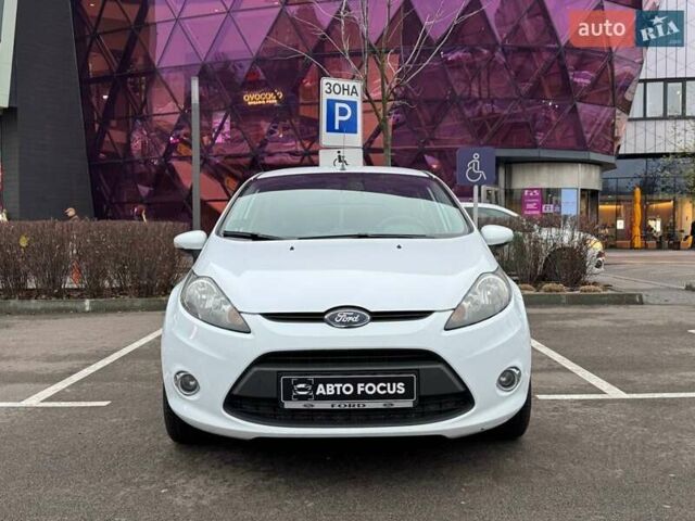 Білий Форд Фієста, об'ємом двигуна 1.39 л та пробігом 150 тис. км за 6990 $, фото 1 на Automoto.ua