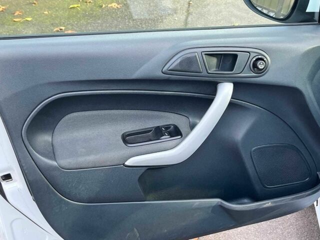 Білий Форд Фієста, об'ємом двигуна 1.2 л та пробігом 170 тис. км за 6290 $, фото 23 на Automoto.ua