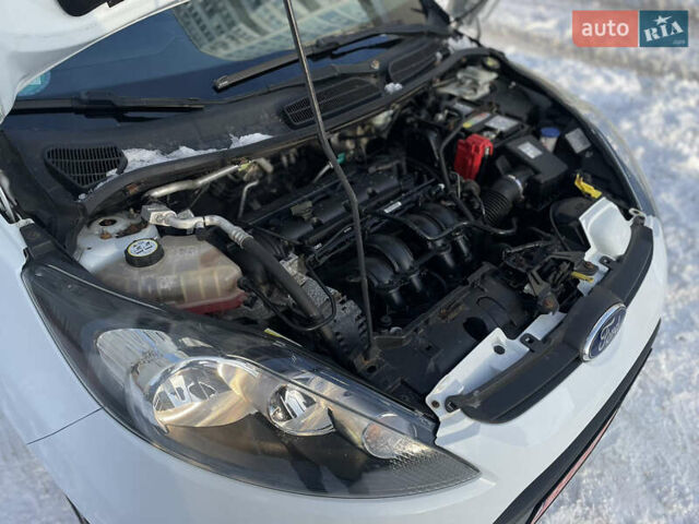 Белый Форд Фиеста, объемом двигателя 1.24 л и пробегом 209 тыс. км за 6499 $, фото 27 на Automoto.ua