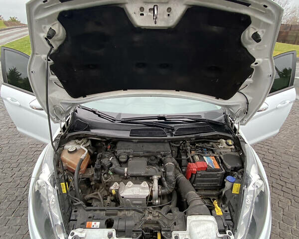 Белый Форд Фиеста, объемом двигателя 1.4 л и пробегом 125 тыс. км за 7250 $, фото 19 на Automoto.ua