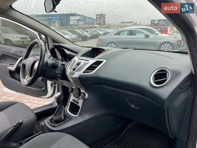 Білий Форд Фієста, об'ємом двигуна 1.2 л та пробігом 140 тис. км за 6990 $, фото 35 на Automoto.ua