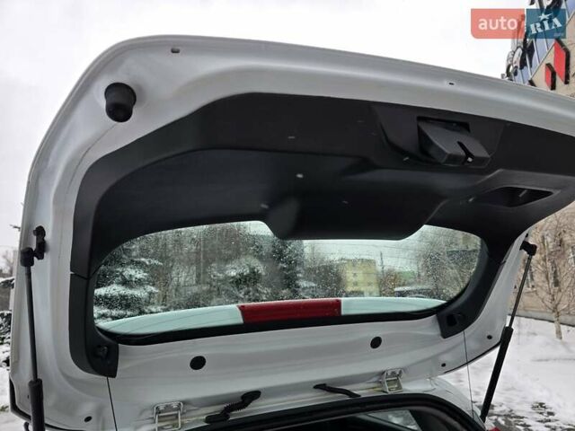 Білий Форд Фієста, об'ємом двигуна 1.25 л та пробігом 53 тис. км за 6400 $, фото 112 на Automoto.ua