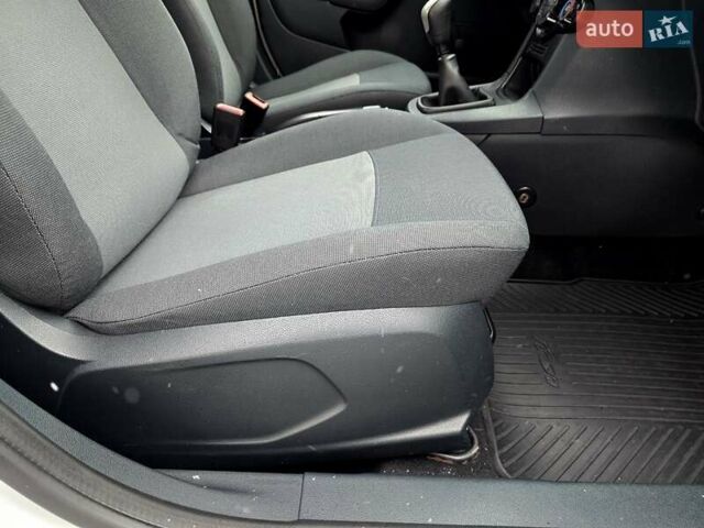 Білий Форд Фієста, об'ємом двигуна 1.25 л та пробігом 53 тис. км за 6400 $, фото 47 на Automoto.ua