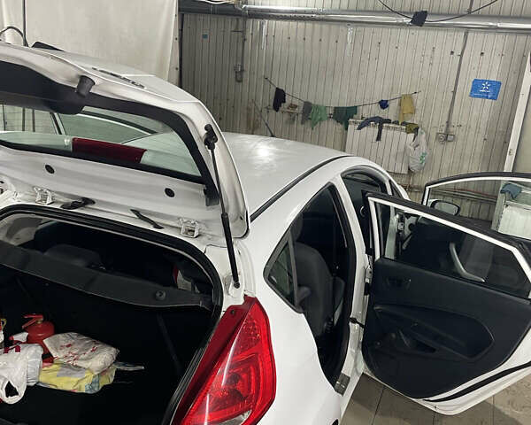 Белый Форд Фиеста, объемом двигателя 1.4 л и пробегом 125 тыс. км за 6000 $, фото 6 на Automoto.ua