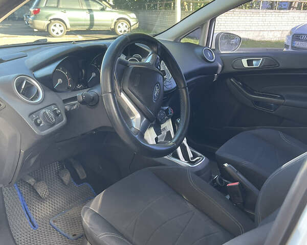 Білий Форд Фієста, об'ємом двигуна 1.24 л та пробігом 215 тис. км за 6000 $, фото 4 на Automoto.ua