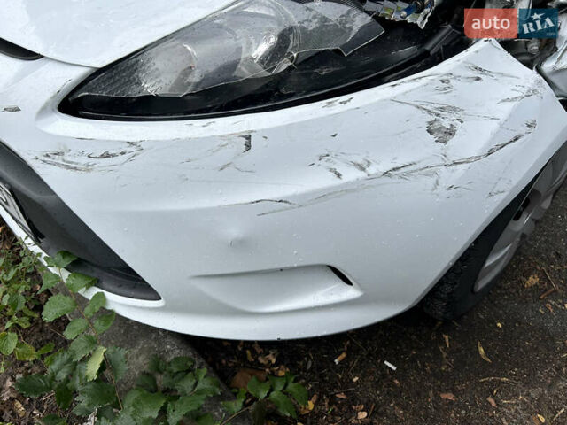 Білий Форд Фієста, об'ємом двигуна 1.4 л та пробігом 225 тис. км за 5900 $, фото 30 на Automoto.ua