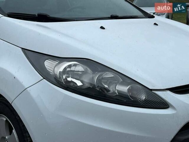 Білий Форд Фієста, об'ємом двигуна 1.2 л та пробігом 140 тис. км за 6990 $, фото 12 на Automoto.ua