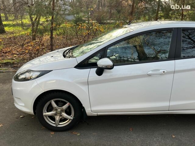 Белый Форд Фиеста, объемом двигателя 1.2 л и пробегом 170 тыс. км за 6290 $, фото 5 на Automoto.ua