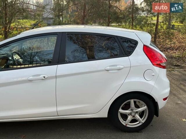 Білий Форд Фієста, об'ємом двигуна 1.2 л та пробігом 170 тис. км за 6290 $, фото 7 на Automoto.ua