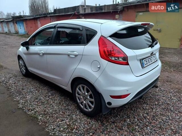 Белый Форд Фиеста, объемом двигателя 1.39 л и пробегом 66 тыс. км за 8200 $, фото 5 на Automoto.ua